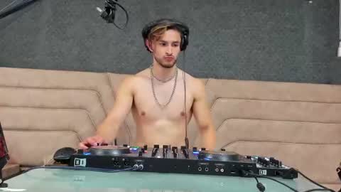 Axel  online show from June 17, 1:34 pm