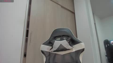axelblaze_1 online show from June 18, 1:37 pm