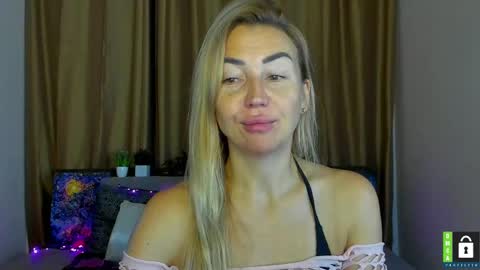 Snapshot of ay_kiss_jully chatting on October 18, 5:32 am Jully online show from October 18, 5:32 am