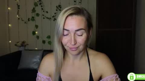 Snapshot of ay_kiss_jully chatting on October 23, 6:39 pm Jully online show from October 23, 6:39 pm