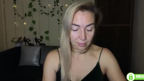 Snapshot of ay_kiss_jully chatting on November 4, 6:40 pm Jully online show from November 4, 6:40 pm