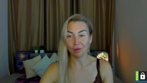 Snapshot of ay_kiss_jully chatting on November 6, 6:53 pm Jully online show from November 6, 6:53 pm