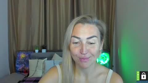 Snapshot of ay_kiss_jully chatting on November 8, 6:29 pm Jully online show from November 8, 6:29 pm