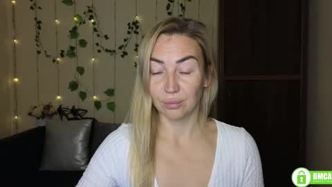 Snapshot of ay_kiss_jully chatting on November 9, 6:28 pm Jully online show from November 9, 6:28 pm