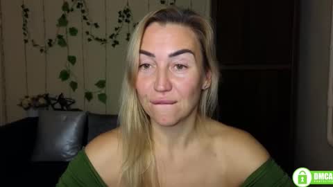 Snapshot of ay_kiss_jully chatting on November 11, 6:41 pm Jully online show from November 11, 6:41 pm