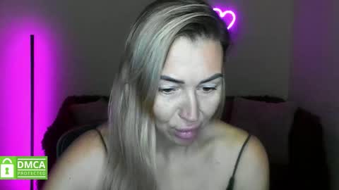 Snapshot of ay_kiss_jully chatting on November 15, 6:33 am Jully online show from November 15, 6:33 am