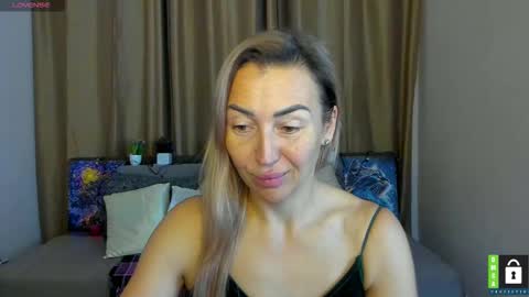 Snapshot of ay_kiss_jully chatting on November 25, 6:30 pm Jully online show from November 25, 6:30 pm