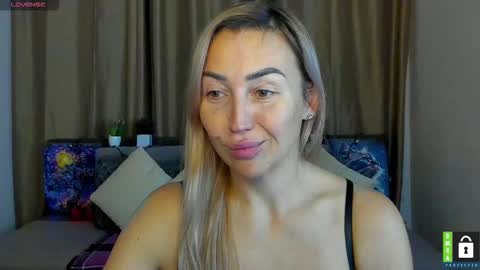 Snapshot of ay_kiss_jully chatting on December 1, 6:24 pm Jully online show from December 1, 6:24 pm