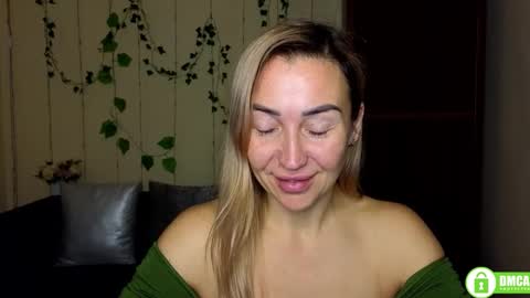 Snapshot of ay_kiss_jully chatting on December 2, 6:36 pm Jully online show from December 2, 6:36 pm