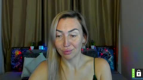 Snapshot of ay_kiss_jully chatting on December 13, 7:53 pm Jully online show from December 13, 7:53 pm