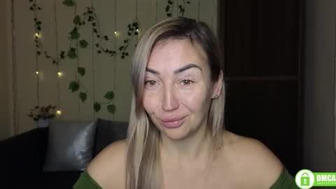 Snapshot of ay_kiss_jully chatting on December 16, 6:35 pm Jully online show from December 16, 6:35 pm