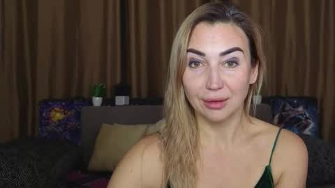 Snapshot of ay_kiss_jully chatting on January 17, 6:33 pm Jully online show from January 17, 6:33 pm