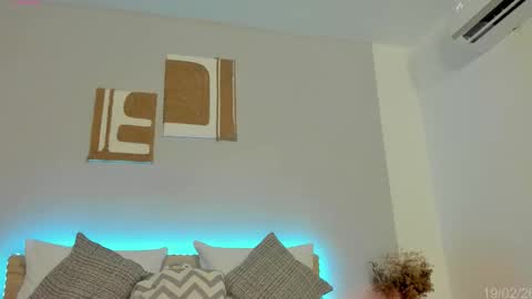 itzell  online show from February 20, 1:24 am