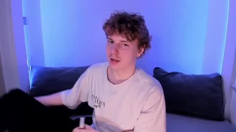 Snapshot of bambiglow chatting on April 6, 11:33 am MICKEY online show from April 6, 11:33 am