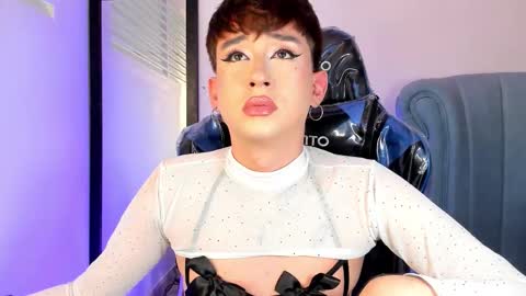          I work from home this is my room 3 online show from February 17, 6:32 am