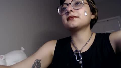 Snapshot of basilbbb chatting on May 1, 12:48 am basil online show from May 1, 12:48 am