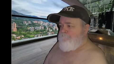 Snapshot of bear4muscle chatting on December 7, 12:19 am Dookie online show from December 7, 12:19 am