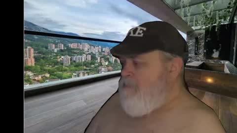 Snapshot of bear4muscle chatting on December 8, 10:57 pm Dookie online show from December 8, 10:57 pm