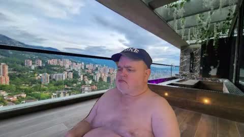 Snapshot of bear4muscle chatting on January 13, 12:16 am Dookie online show from January 13, 12:16 am