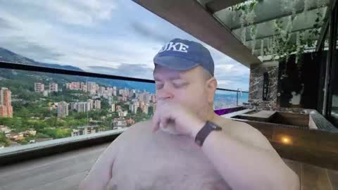 Snapshot of bear4muscle chatting on February 1, 6:50 pm Dookie online show from February 1, 6:50 pm