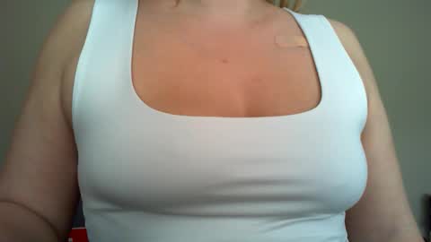 Snapshot of beauty_annyta chatting on March 6, 9:50 am beauty_annyta online show from March 6, 9:50 am