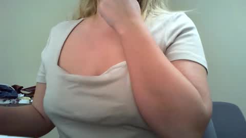 Snapshot of beauty_annyta chatting on March 19, 9:02 am beauty_annyta online show from March 19, 9:02 am