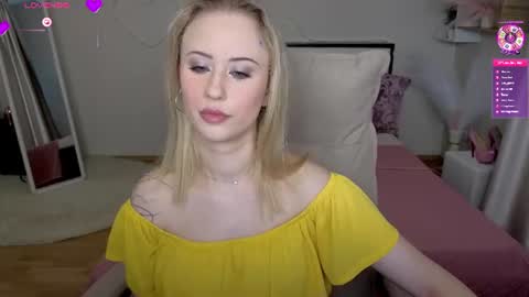 Snapshot of beauty_sashaxx chatting on June 15, 3:03 pm beauty Sasha online show from June 15, 3:03 pm