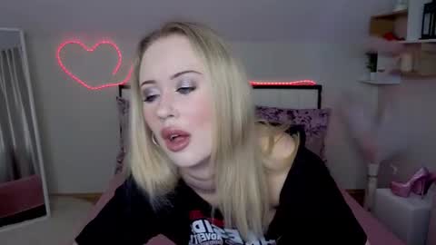 Snapshot of beauty_sashaxx chatting on June 30, 3:24 pm beauty Sasha online show from June 30, 3:24 pm