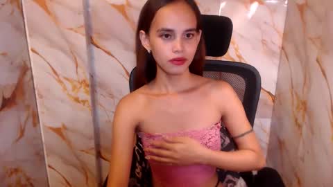 Snapshot of beccamiller22 chatting on May 15, 11:23 pm becca online show from May 15, 11:23 pm