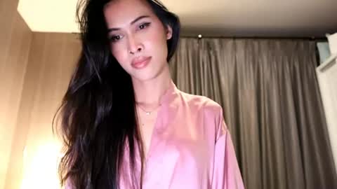 Snapshot of bee_thai chatting on July 15, 3:50 pm bee_thai online show from July 15, 3:50 pm