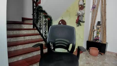 independent model online show from December 18, 5:46 am