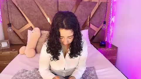 Bella Swwan  online show from July 9, 2:32 pm