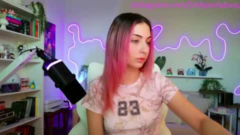 Snapshot of bellabeauu chatting on June 18, 1:06 am bella beau online show from June 18, 1:06 am