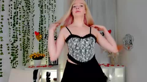 Snapshot of bellamontgomery chatting on February 9, 4:55 pm Bella online show from February 9, 4:55 pm