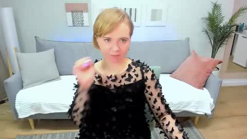 bellasmittssy online show from April 13, 9:15 am