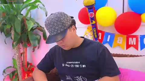 Snapshot of bennett_alejoo chatting on June 25, 6:56 pm bennett_alejoo online show from June 25, 6:56 pm