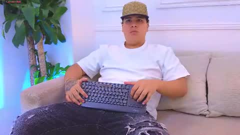Snapshot of bennett_alejoo chatting on July 9, 6:56 pm bennett_alejoo online show from July 9, 6:56 pm