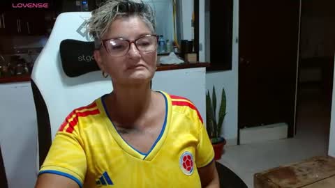 Snapshot of bety_cum3 chatting on June 24, 1:37 am bibiana online show from June 24, 1:37 am