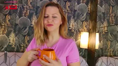 Snapshot of bigboobsarri chatting on February 27, 2:44 am BigBoobsArri online show from February 27, 2:44 am