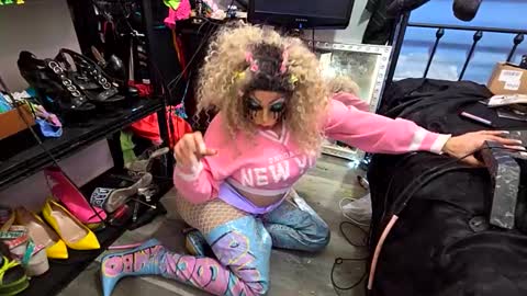 Snapshot of bimbogiga chatting on December 23, 5:49 am bimbogiga online show from December 23, 5:49 am