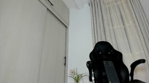 Snapshot of biscuit_oliva_ chatting on June 20, 1:19 am Biscuit oliva online show from June 20, 1:19 am