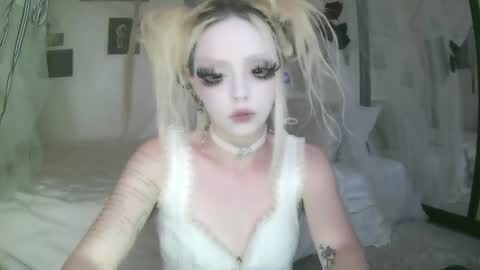 vampire fang  online show from April 8, 6:08 pm