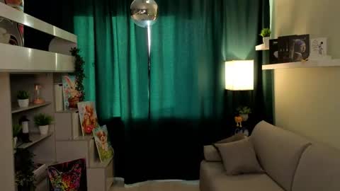 Mia online show from May 31, 4:25 pm
