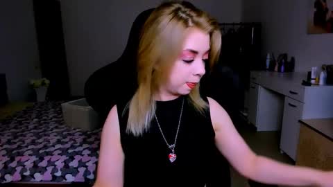 Snapshot of blinkofeyess chatting on June 1, 9:00 am Nicole online show from June 1, 9:00 am