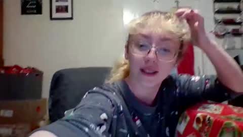 Snapshot of blonde_katie chatting on December 30, 5:13 pm Katie online show from December 30, 5:13 pm