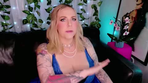 Snapshot of blondejj chatting on November 23, 8:25 am JJ online show from November 23, 8:25 am