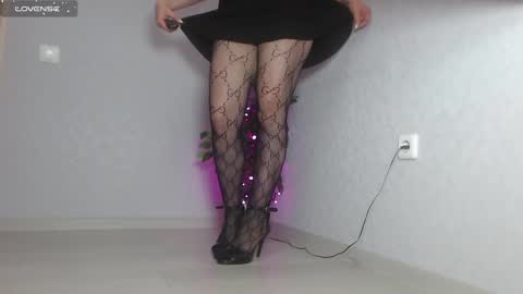 Snapshot of blondiana chatting on December 5, 12:11 pm Im Di. I smell naked even when Im dressed. online show from December 5, 12:11 pm