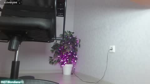 Snapshot of blondiana chatting on December 14, 4:09 pm Im Di. I smell naked even when Im dressed. online show from December 14, 4:09 pm