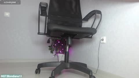 Snapshot of blondiana chatting on December 24, 12:44 pm Im Di. I smell naked even when Im dressed. online show from December 24, 12:44 pm