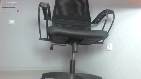 Snapshot of blondiana chatting on January 29, 12:56 pm Im Di. I smell naked even when Im dressed. online show from January 29, 12:56 pm